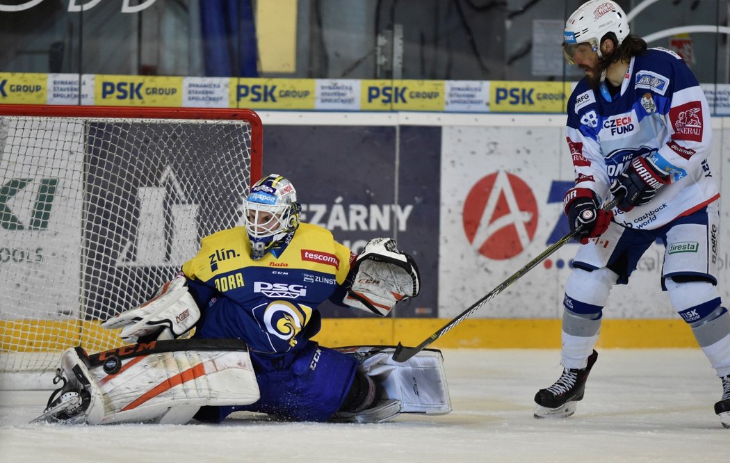 Brněnský střelec Peter Mueller se snaží překonat Libora Kašíka