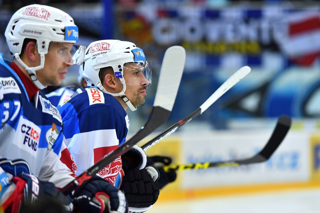 Tomáš Plekanec pozoruje hřiště na střídačce Komety