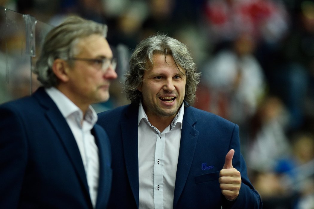 Olomoučtí trenéři Zdeněk Moták (vlevo) a Jan Tomajko se radují z gólu svých svěřenců