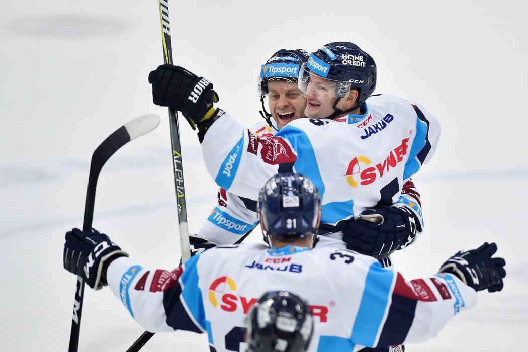 Hokejisté Liberce se radují ze senzačního vítězství nad Olomoucí. Z 0:3 dokázali otočit na 4:3 v prodloužení