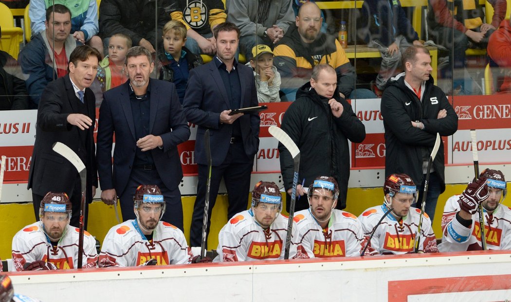 Realizační tým HC Sparta Praha včele s trenérem Uwe Kruppem (vlevo)