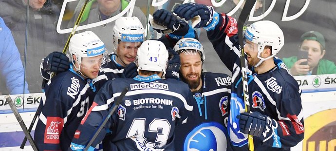 Plzeňští hokejisté se radují z úspěšné gólové akce