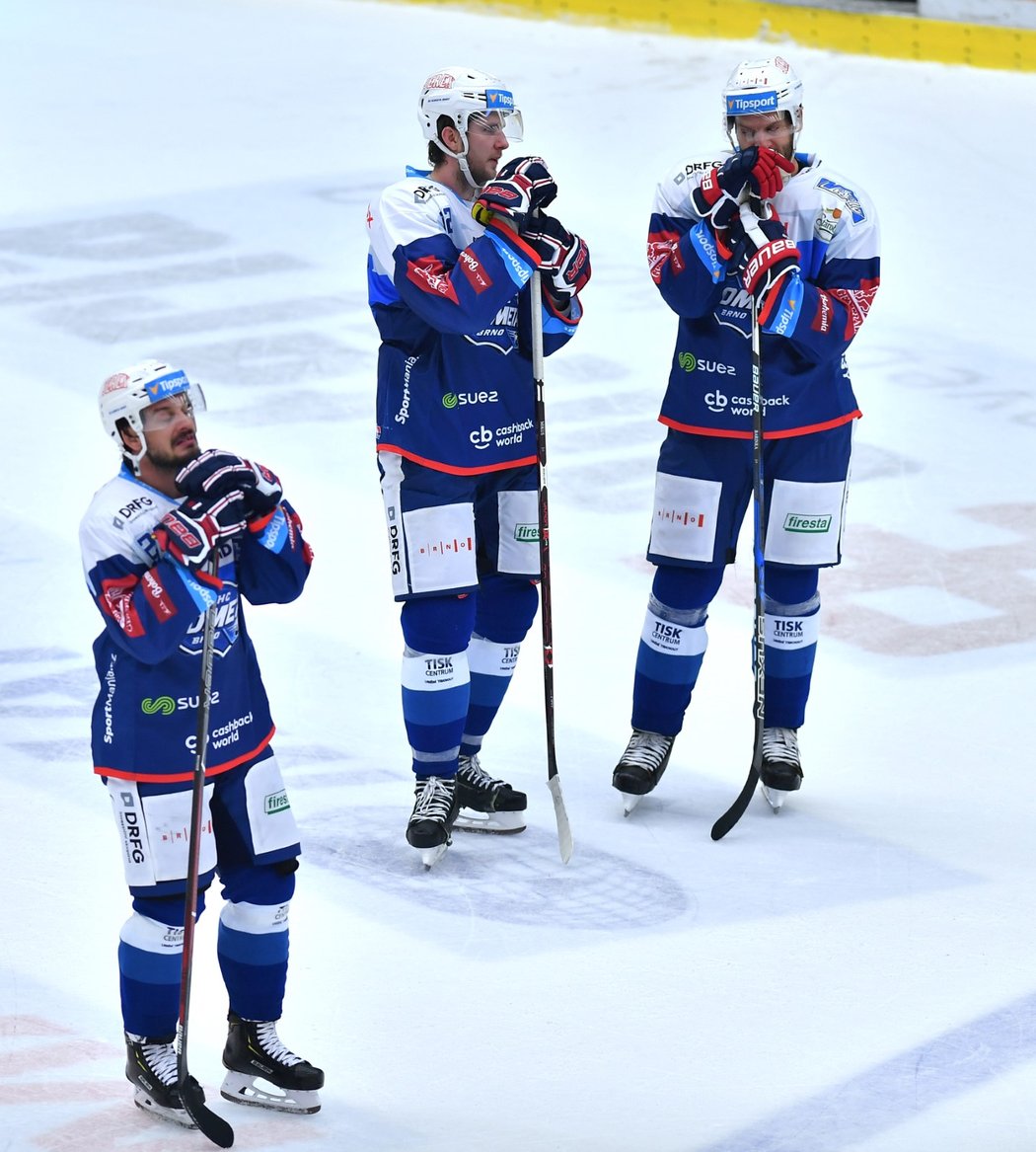 Zklamaní brněnští hokejisté po porážce s Hradcem Králové