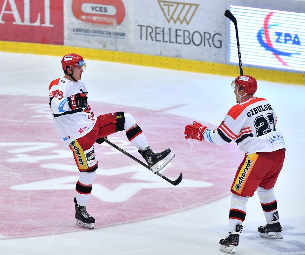 Matej Paulovic oslavuje vstřelenou branku do sítě Komety