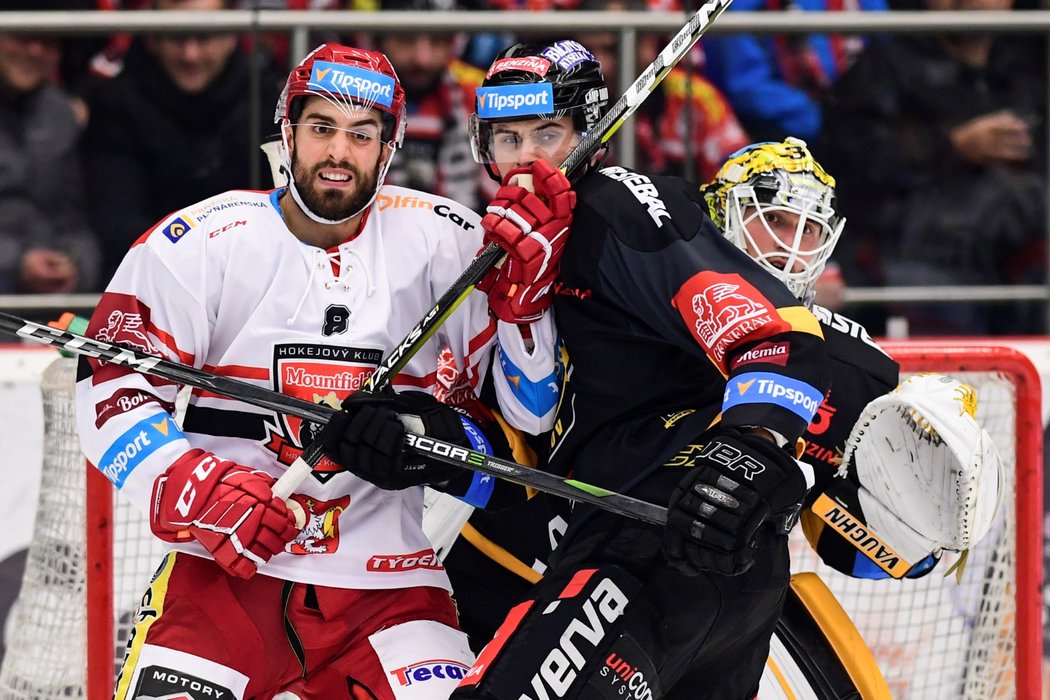 Hradecký útočník Lucas Lessio v souboji s obráncem Ladislavem Romančíkem z Litvínova před brankářem Jaroslavem Janusem