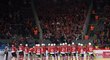 Pardubičtí hokejisté oslavují vítězství v Hradci Králové se svými fanoušky