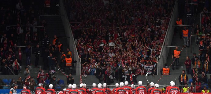 Pardubičtí hokejisté oslavují vítězství v Hradci Králové se svými fanoušky