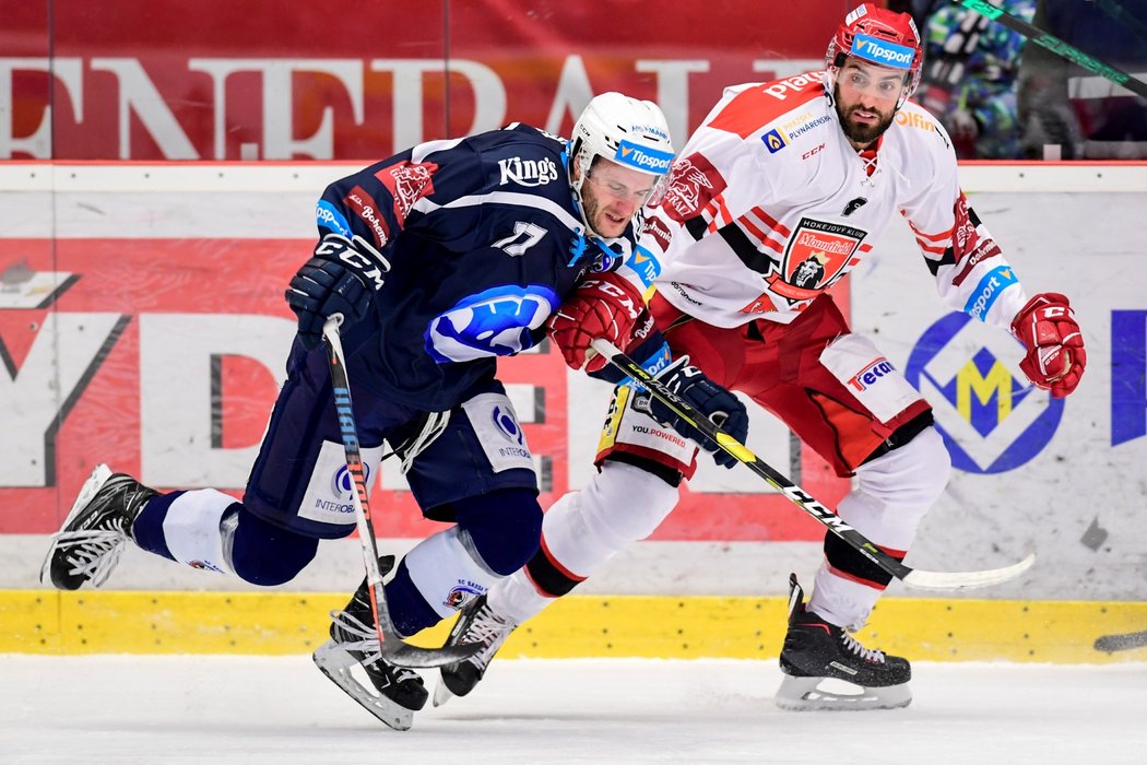 Plzeňský útočník Jan Eberle v souboji s Lucasem Lessiem z Hradce Králové