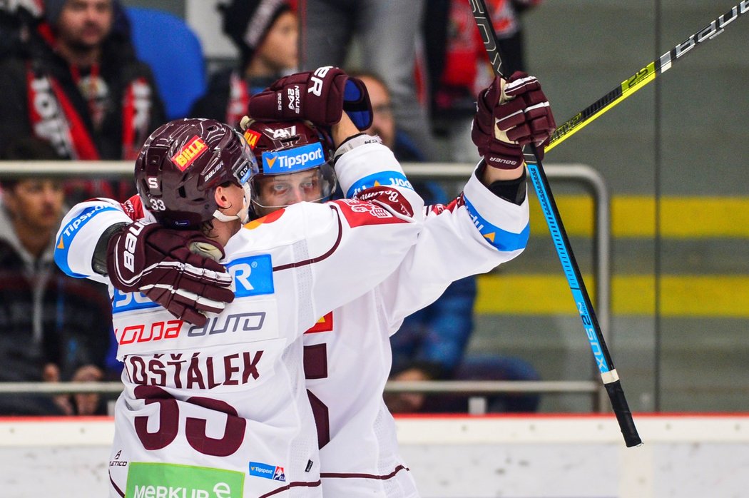 Sparťané Jan Buchtele a Jan Košťálek se radují z gólu