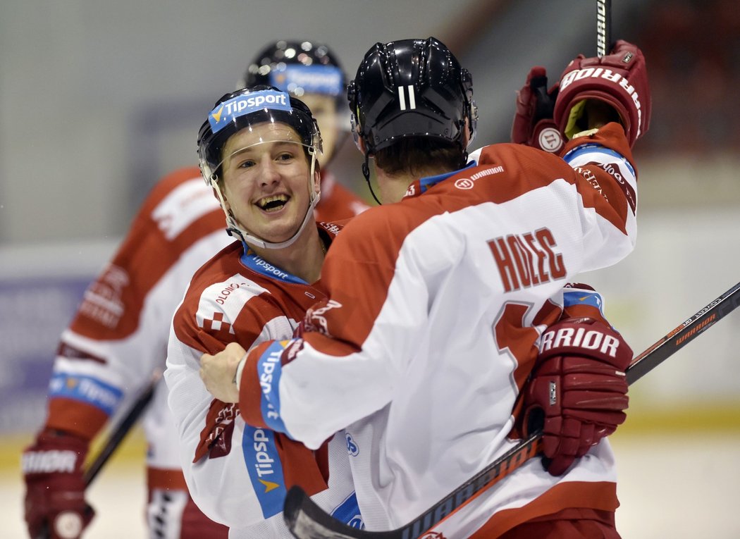 Olomoučtí hokejisté oslavují gól Aleše Jergla (vlevo)