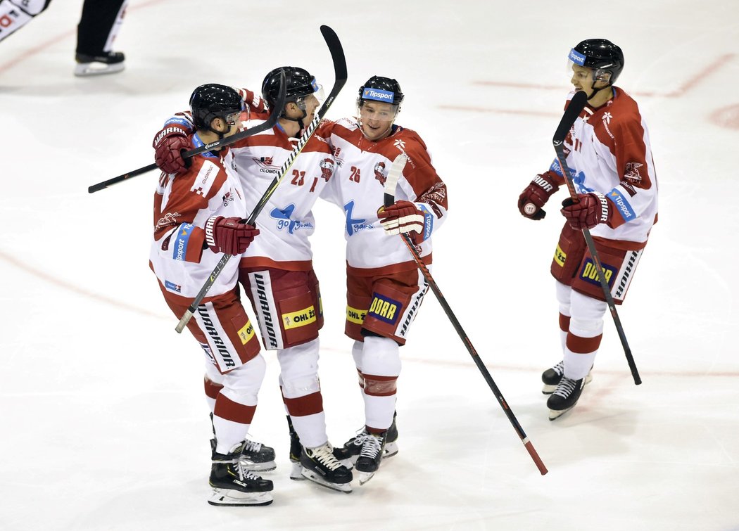 Olomoučtí hokejisté se radují z gólu kapitána Jiřího Ondruška (druhý zleva)