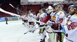 Hokejisté Sparty oslavují vítězství v Olomouci. Pátým čistým kontem v sezoně se na něm podílela jednička Pražanů Matěj Machovský