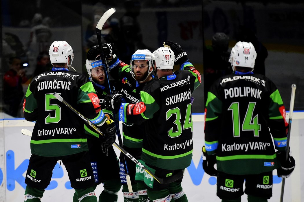 Karlovarští hokejisté oslavují vysoké vítězství nad Pardubicemi