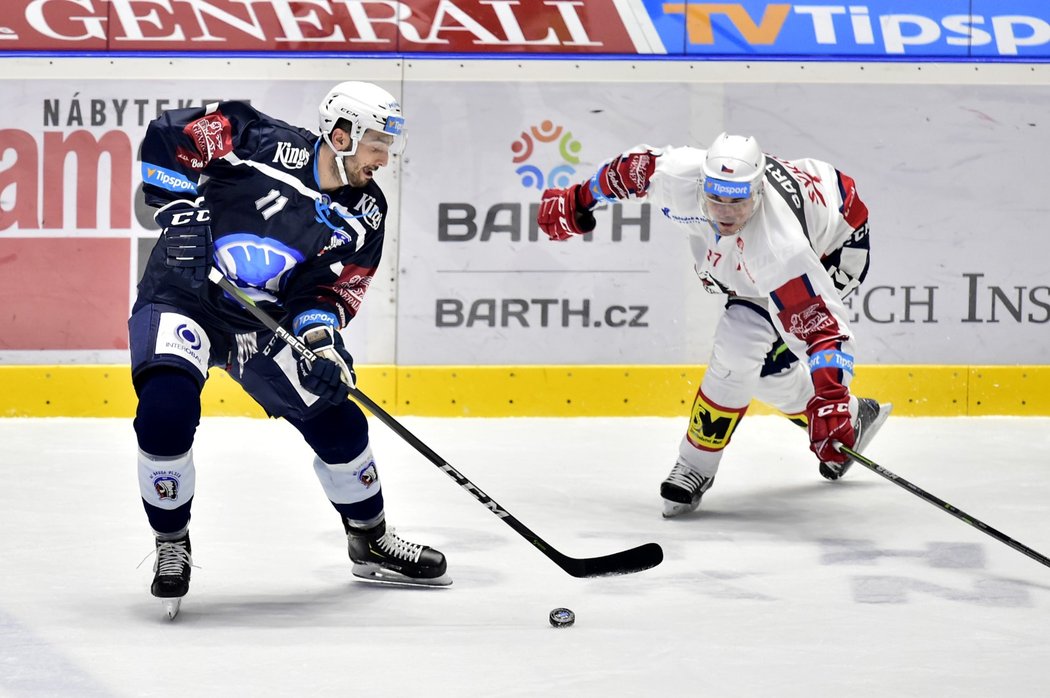 Plzeňský bek odehrává puk od pardubického matadora Petra Sýkory