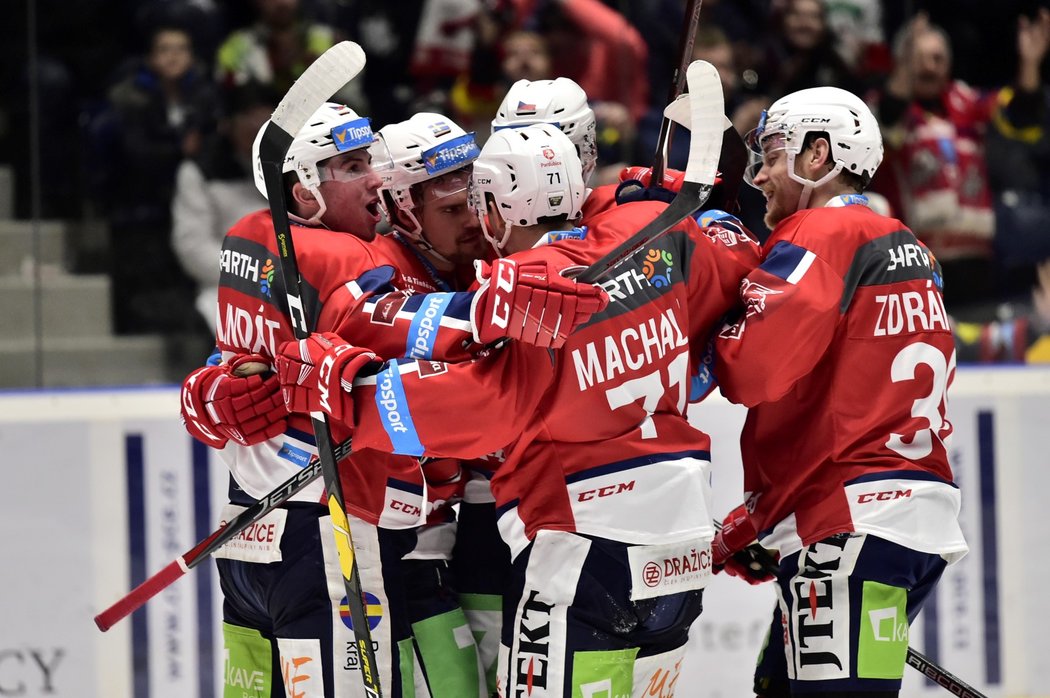 Hokejisté Pardubic oslavují vstřelenou branku