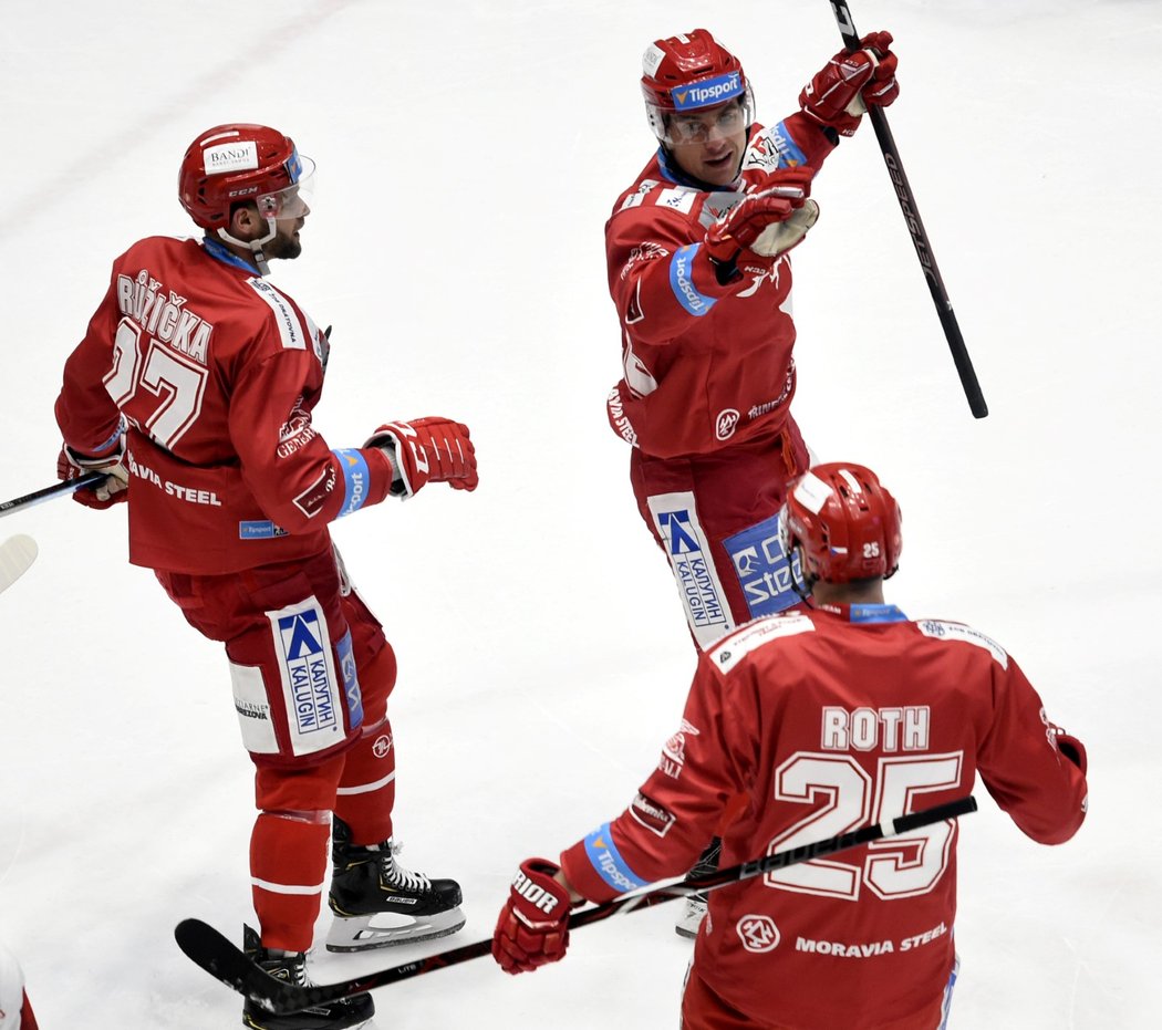 Třinečtí Oceláři oslavují trefu Jiřího Polanského (vpravo nahoře), který se díky svému 210. gólu stal nejlepším střelcem Třince v historii klubu