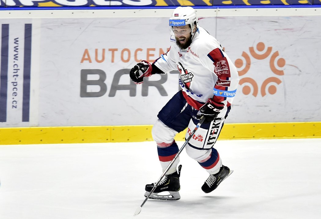 Útočník Marek Hovorka při své premiéře za Pardubice