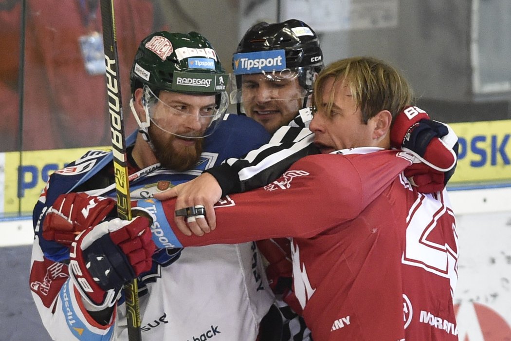 Třinecký útočník Jiří Polanský se pustil do potyčky s Michalem Gulašim z Komety