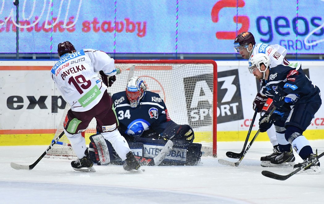 Plzeňský gólman Dominik Frodl musel řešit nebezpečnou situaci