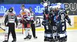 Plzeňští hokejisté se radují ze vstřeleného gólu