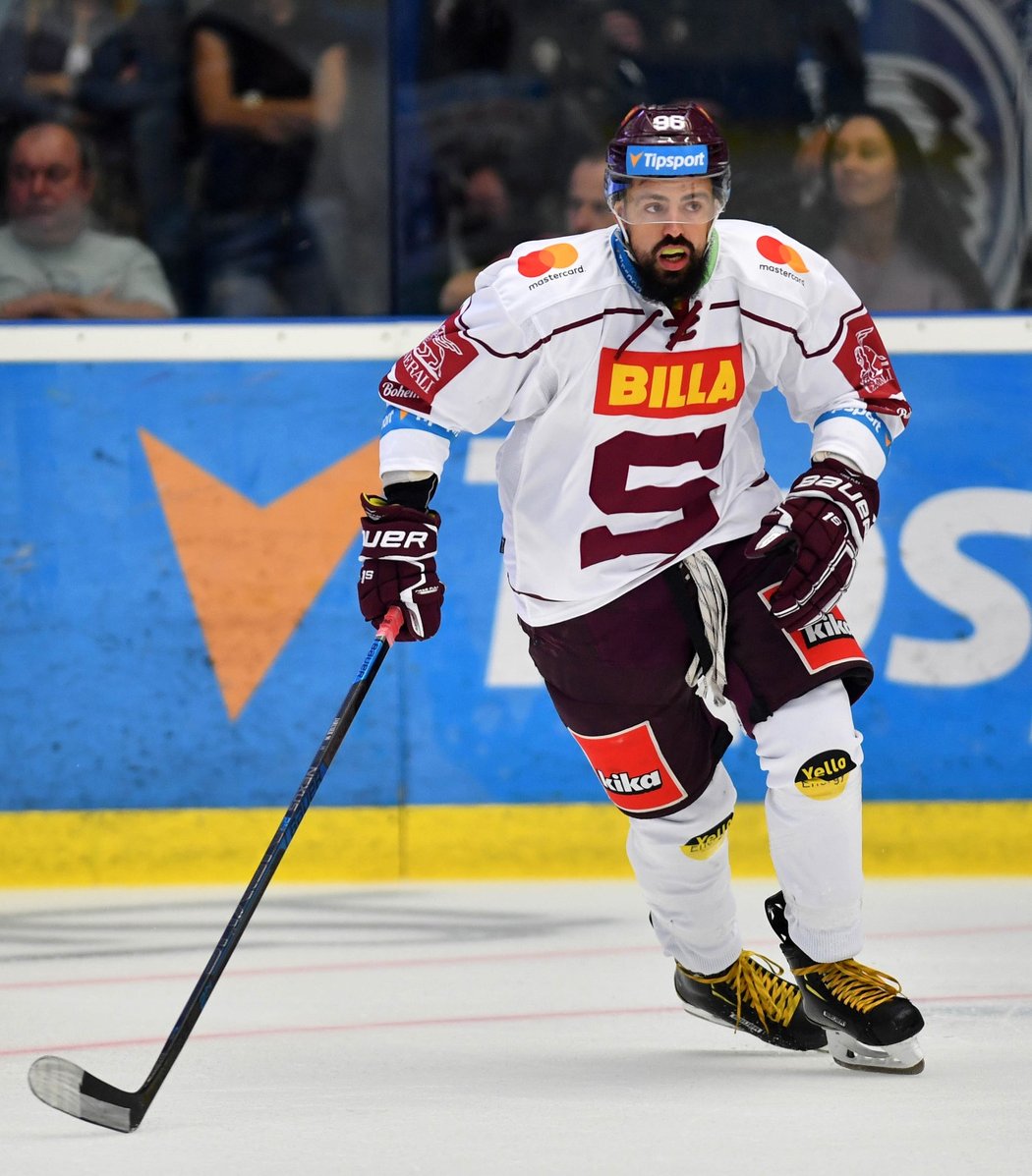 Vousatý divoch Richard Jarůšek v dresu HC Sparta Praha