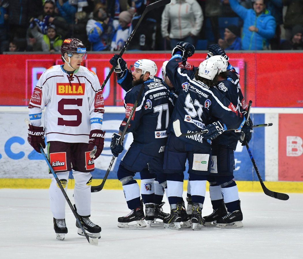 Plzeňští hokejisté oslavují vstřelenou branku do sítě Sparty