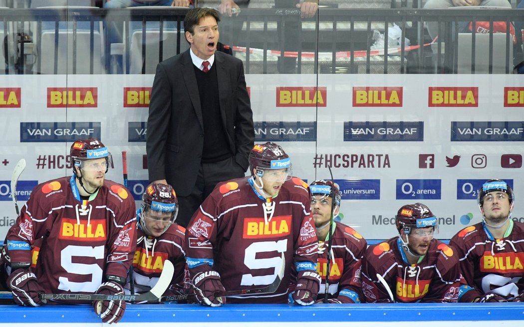 Sparťanský trenér Uwe Krupp na střídačce během domácího utkání