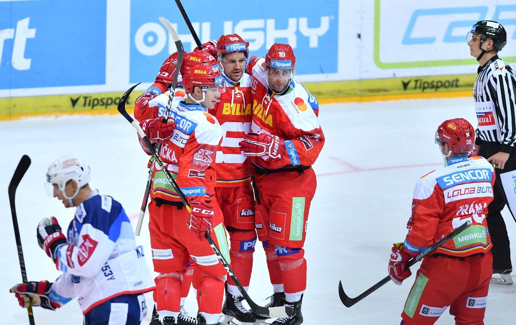 Hokejisté Sparty oslavují branku obránce Jérémieho Blaina (uprostřed)