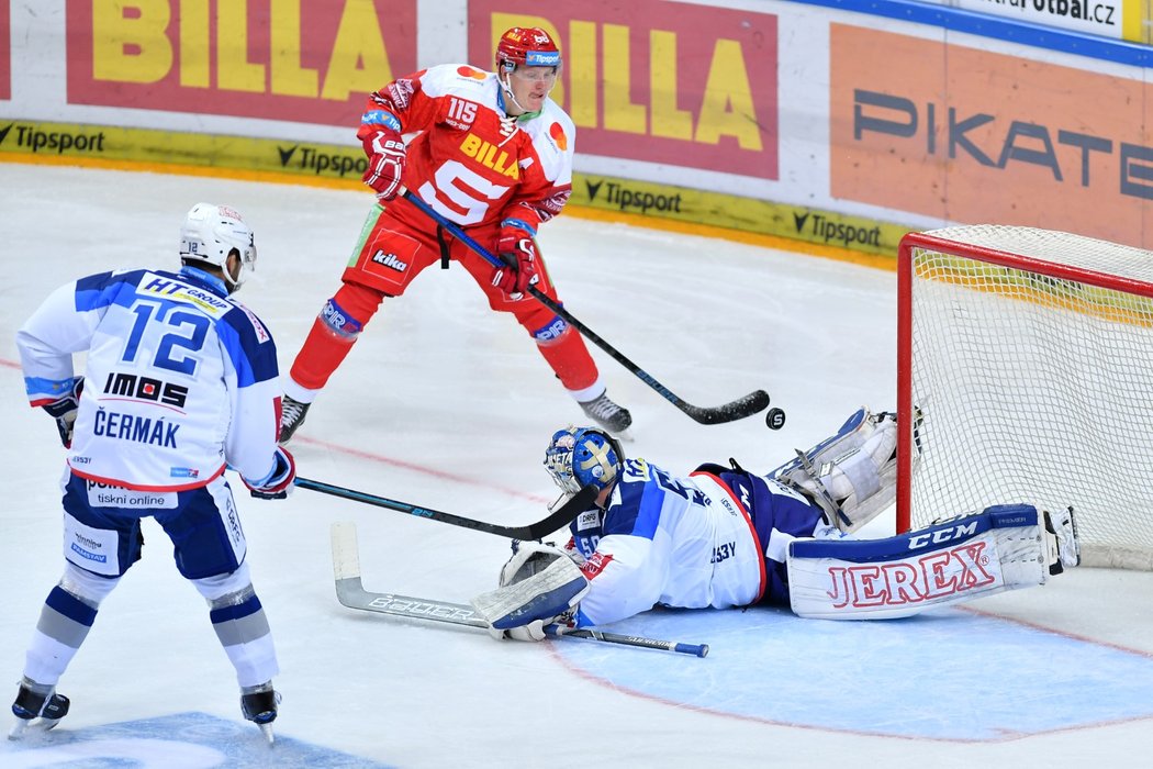 Sparťan Miroslav Forman se snažil překonat Karla Vejmelku, ale neuspěl