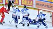 Brněnští hokejisté jen nevěřícně pozorují, jak sparťan Petr Kumstát překonává brankáře Karla Vejmelku