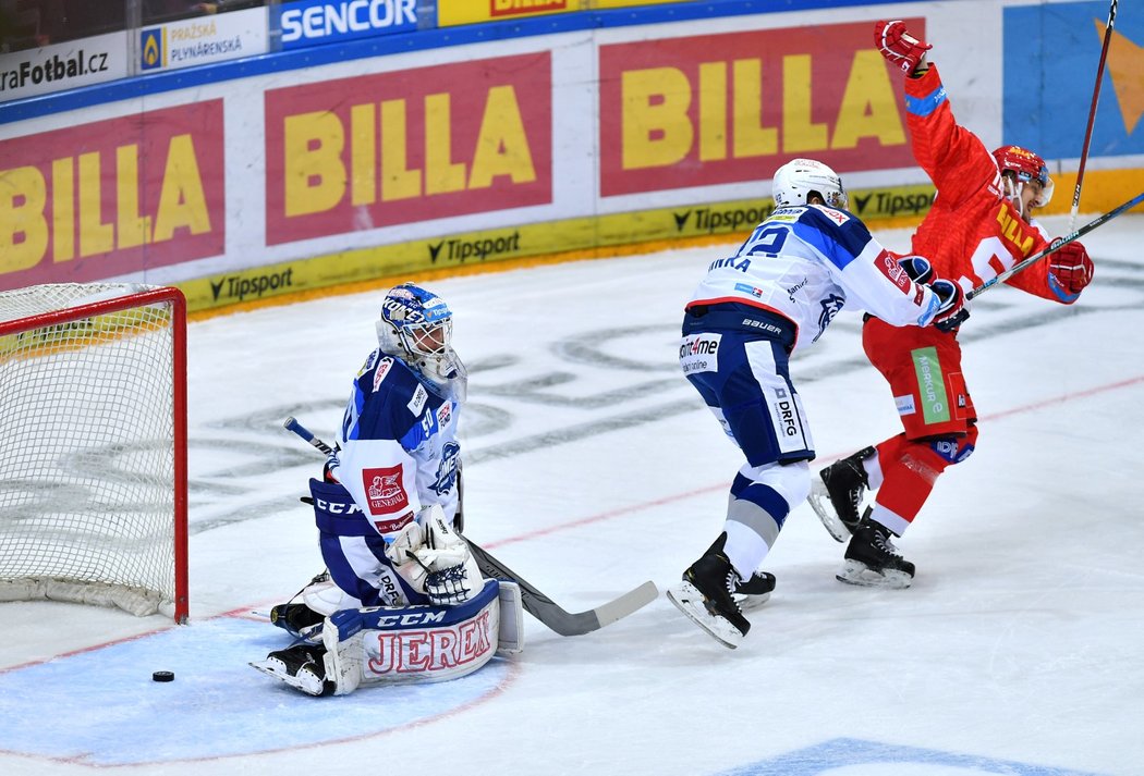 Brněnský obránce Michal Barinka (vpravo) neunesl radost sparťanů po gólu