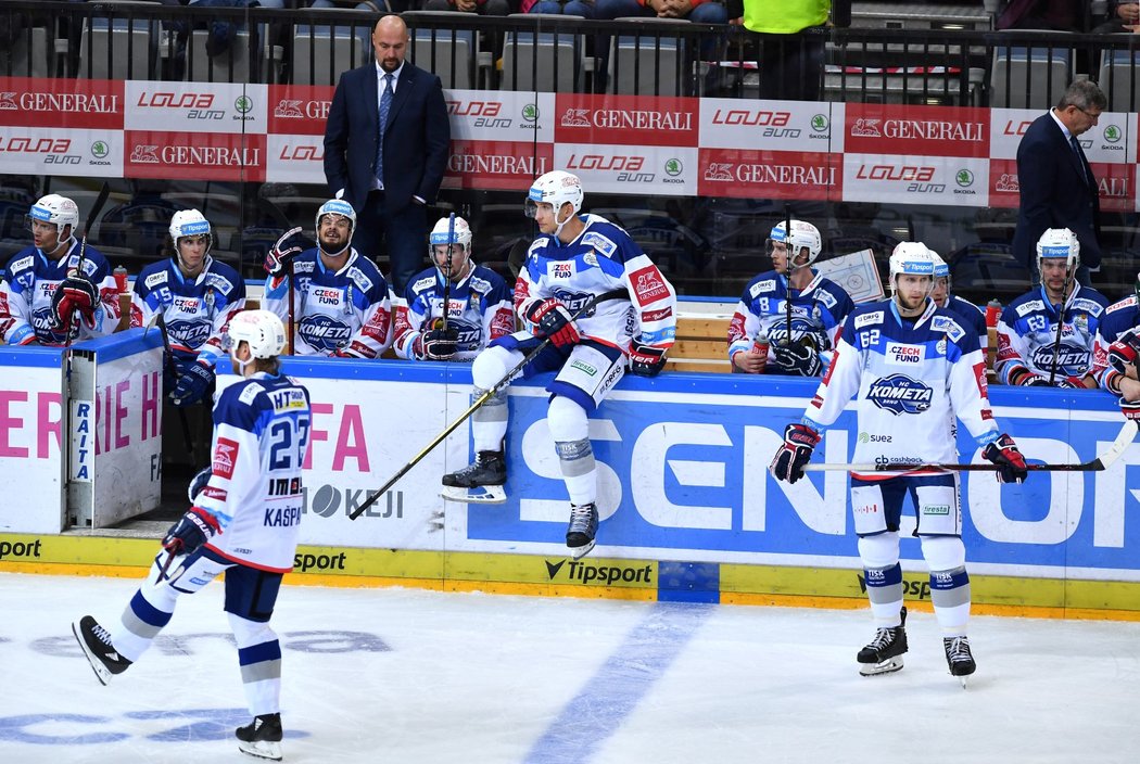 Střídačka brněnské Komety nevěří svým očím. Proti Spartě vedla 2:0 na Spartou, ale po 2. třetině byl stav 4:2 pro Pražany