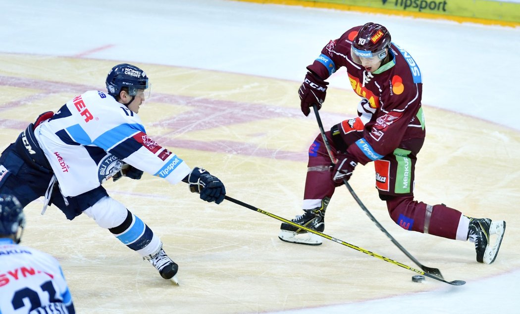 Liberecký bek Ladislav Šmíd brání sparťanovi Lukášovi Rouskovi v palbě