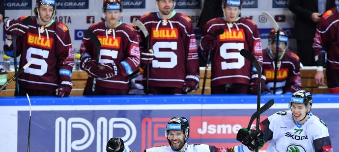 Mladoboleslavští hokejisté se radují z hattricku Michala Vondrky (uprostřed), kterým stvrdil výhru nad Spartou
