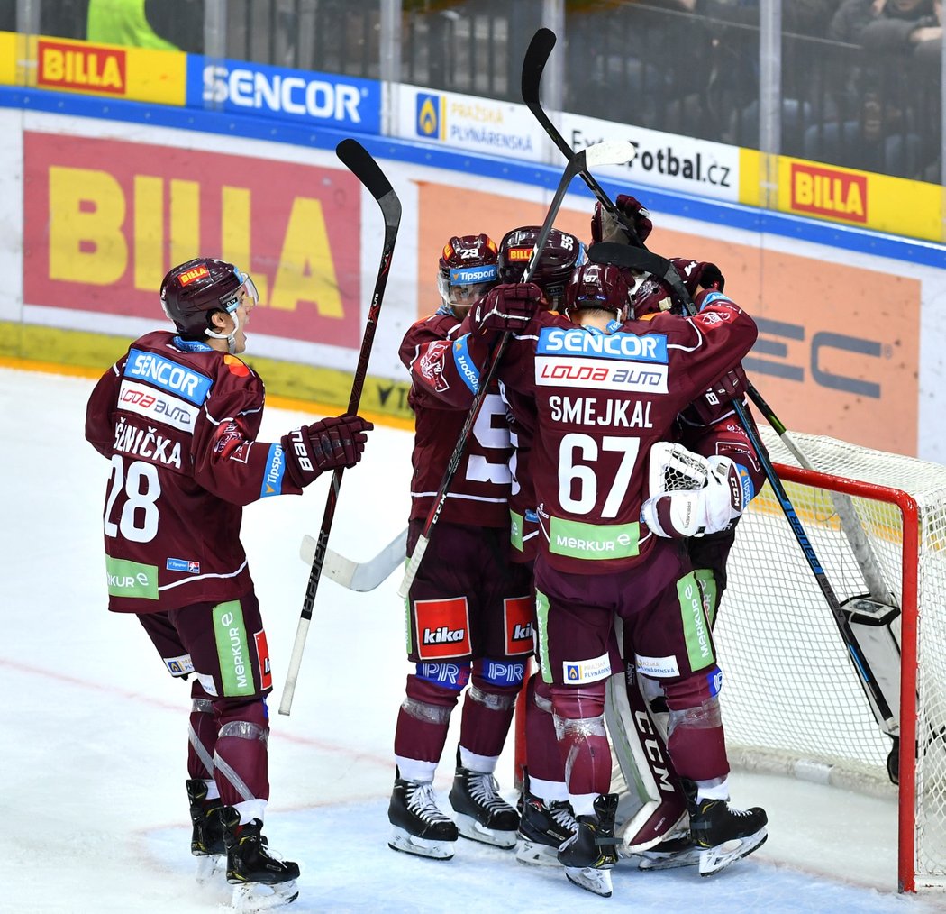 Sparťané oslavují vítězství nad Mladou Boleslaví, kterým ukončili sérii šesti domácích porážek v řadě