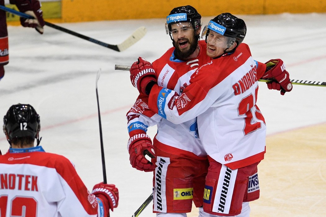 Olomoučtí hokejisté Jiří Ondrušek (vpravo) a David Ostřížek se radují ze vstřelené branky