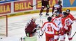 Olomoučtí hokejisté se radují z gólu, který vstřelili brankáři Sparty Jakubu Sedláčkovi