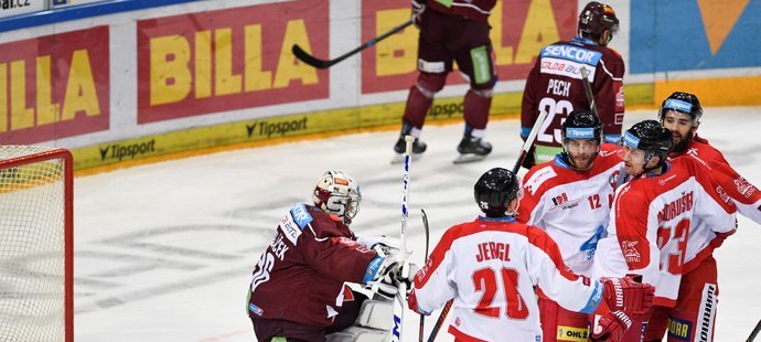 Olomoučtí hokejisté se radují z gólu, který vstřelili brankáři Sparty Jakubu Sedláčkovi