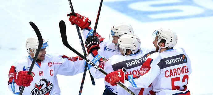 Pardubičtí hokejisté oslavují vítězství nad Spartou