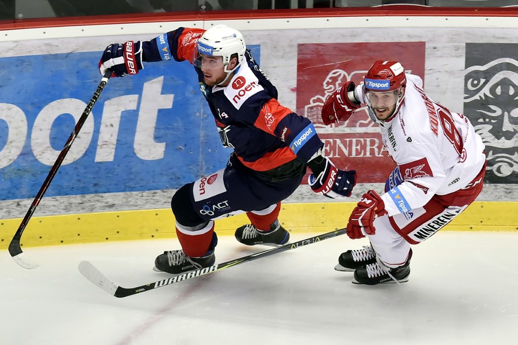 Třinecký bek Tomáš Kundrátek v bruslařském souboji s Pirátem Matyášem Svobodou