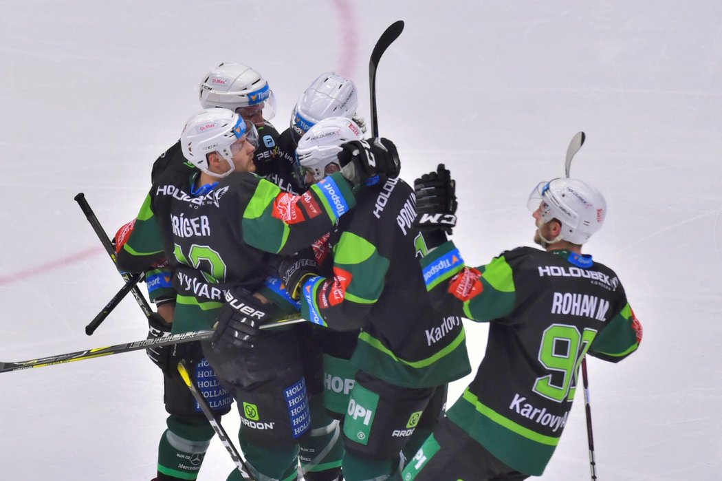 Karlovarští hokejisté oslavují vstřelenou branku