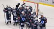Hokejisté Plzně oslavují vítězství nad vedoucím Třincem