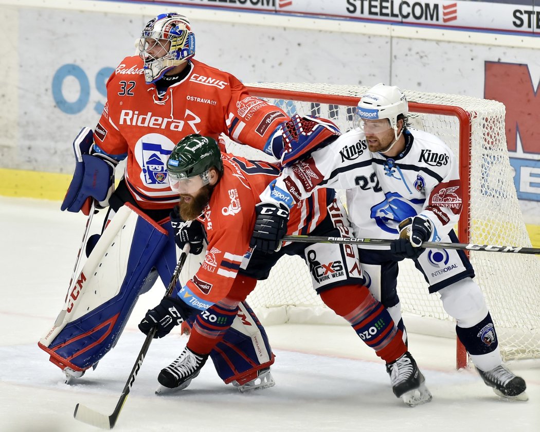 Plzeňský matador Ondřej Kratěna se snaží rozhodit obranu Vítkovic. Ostravský bek Jan Výtisk však zůstává pevný jako skála