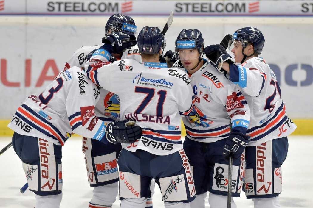Vítkovičtí hokejisté se radují ze vstřelené branky kapitána Rostislava Olesze (druhý zprava)