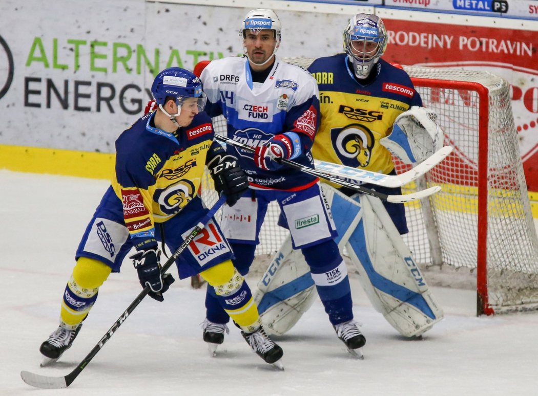 Tomáš Plekanec se snaží clonit zlínskému brankáři Jakubu Sedláčkovi