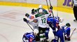 Karlovarští hokejisté se radují z gólu nad smutnícími hráči Komety