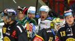 Za hloučkem smutnících litvínovských hokejistů se radují hráči karlovarské Energie z gólu Tomáše Vondráčka (vpravo uprostřed)