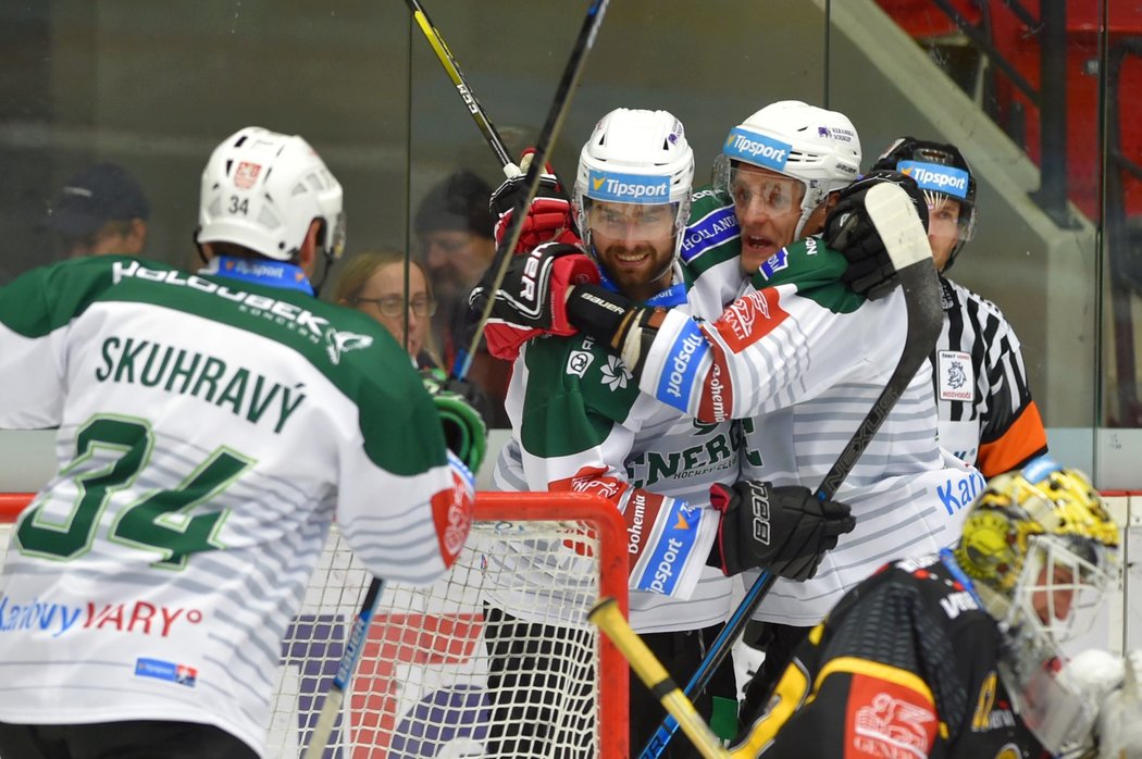 Karlovarští hokejisté se radují ze vstřelené branky