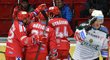 Třinečtí hokejisté se radují z gólu na hřišti Karlových Varů
