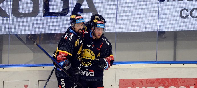 Litvínovští hokejisté Richard Jarůšek (vlevo) a Adam Jánošík oslavují vstřelený gól